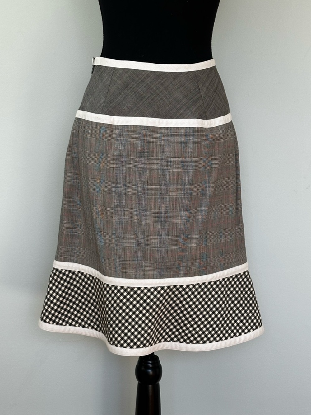 Chic Vintage Moschino Gray Plaid Skirt with White Trim and Gingham Accents - Picture 4 of 6